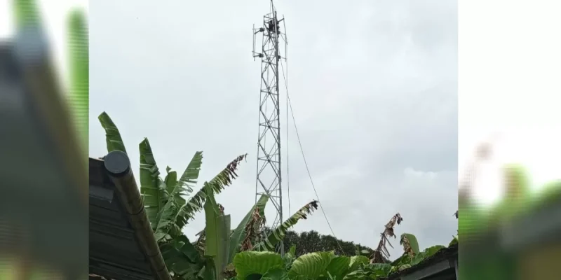 Bangunan tower telekomunikasi milik perusahaan XL yang berlokasi di Kampung Ciseupan RT 04/04, Kelurahan Karang Tengah, Kecamatan Gunungpuyuh, Kota Sukabumi. Foto: Istimewa.