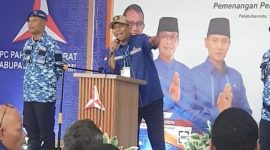 Ketua DPC Partai Demokrat Kabupaten Sukabumi, Iman Adinugraha saat memberikan pengarahan.