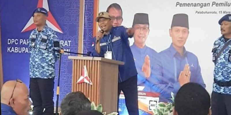 Ketua DPC Partai Demokrat Kabupaten Sukabumi, Iman Adinugraha saat memberikan pengarahan.