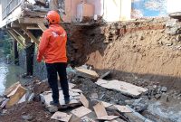 TPT ambruk di sekitar bantaran Sungai Cisuda Kecamatan Baros, Kota Sukabumi, pada beberapa waktu lalu. Foto: Istimewa