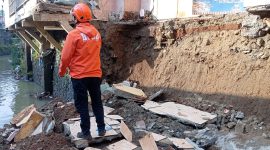 TPT ambruk di sekitar bantaran Sungai Cisuda Kecamatan Baros, Kota Sukabumi, pada beberapa waktu lalu. Foto: Istimewa