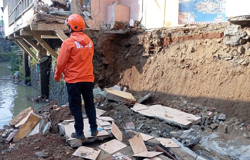 TPT ambruk di sekitar bantaran Sungai Cisuda Kecamatan Baros, Kota Sukabumi, pada beberapa waktu lalu. Foto: Istimewa