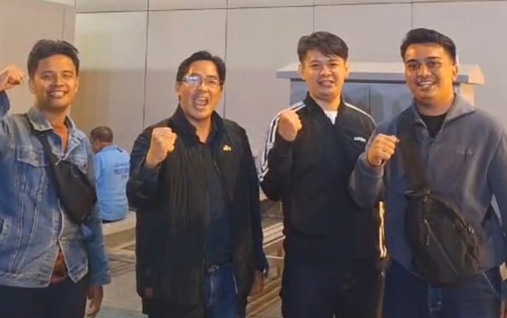 Tangkapan layar tiga pemuda asal Sukabumi yang yang didampingi oleh perwakilan P3MI kini telah tiba di Kuwait untuk memulai karier profesional mereka. Foto: Istimewa