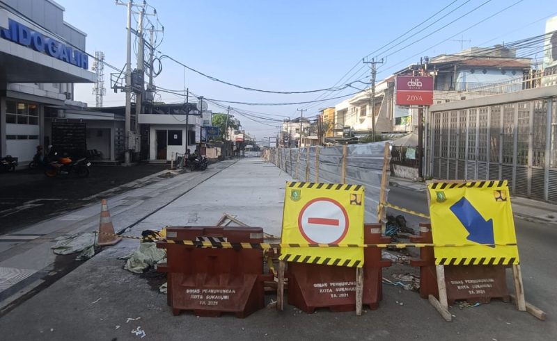Proyek rehabilitasi Jalan Gudang di Kecamatan Cikole, Kota Sukabumi, saat ini progres pekerjaannya dilaporkan telah mencapai 51 persen. Foto: Boy