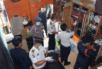 Petugas gabungan saat melaksanakan razia kamar hunian warga binaan Lapas Kelas IIB Sukabumi, pada Senin (6/4). Foto: Istimewa.