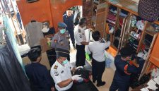 Petugas gabungan saat melaksanakan razia kamar hunian warga binaan Lapas Kelas IIB Sukabumi, pada Senin (6/4). Foto: Istimewa.