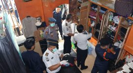 Petugas gabungan saat melaksanakan razia kamar hunian warga binaan Lapas Kelas IIB Sukabumi, pada Senin (6/4). Foto: Istimewa.