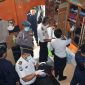 Petugas gabungan saat melaksanakan razia kamar hunian warga binaan Lapas Kelas IIB Sukabumi, pada Senin (6/4). Foto: Istimewa.