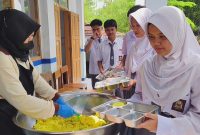 Pelaksanaan program MBG prasmanan di salah satu SMA di Kota Sukabumi, belum lama ini. Foto: Istimewa