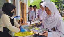Pelaksanaan program MBG prasmanan di salah satu SMA di Kota Sukabumi, belum lama ini. Foto: Istimewa
