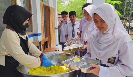 Pelaksanaan program MBG prasmanan di salah satu SMA di Kota Sukabumi, belum lama ini. Foto: Istimewa