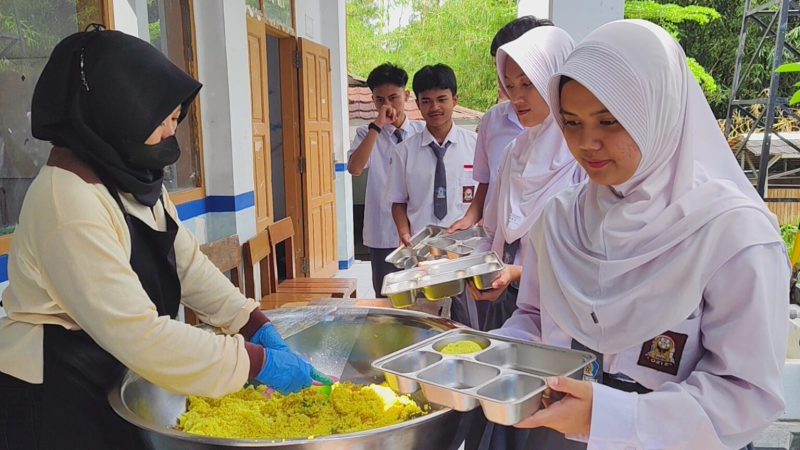 Pelaksanaan program MBG prasmanan di salah satu SMA di Kota Sukabumi, belum lama ini. Foto: Istimewa