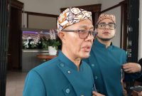 Wali Kota Sukabumi, H. Ayep Zaki, didampingi Wakil Wali Kota, Bobby Maulana, saat diwawancarai awak media, pada Sabtu (18/4). Foto: Boy