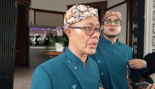 Wali Kota Sukabumi, H. Ayep Zaki, didampingi Wakil Wali Kota, Bobby Maulana, saat diwawancarai awak media, pada Sabtu (18/4). Foto: Boy