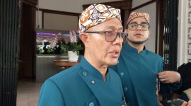 Wali Kota Sukabumi, H. Ayep Zaki, didampingi Wakil Wali Kota, Bobby Maulana, saat diwawancarai awak media, pada Sabtu (18/4). Foto: Boy
