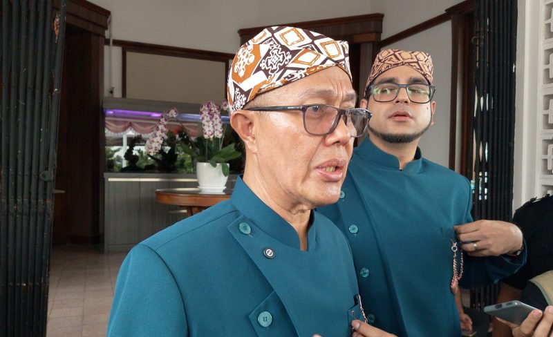 Wali Kota Sukabumi, H. Ayep Zaki, didampingi Wakil Wali Kota, Bobby Maulana, saat diwawancarai awak media, pada Sabtu (18/4). Foto: Boy