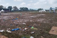 Kondisi Stadion Surya Kencana di Kecamatan Warudoyong, Kota Sukabumi, yang mengalami kerusakan usai digunakan sebagai lokasi konser. Foto: Boy