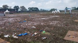 Kondisi Stadion Surya Kencana di Kecamatan Warudoyong, Kota Sukabumi, yang mengalami kerusakan usai digunakan sebagai lokasi konser. Foto: Boy