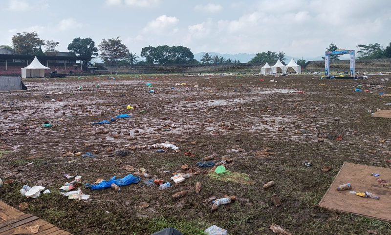 Kondisi Stadion Surya Kencana di Kecamatan Warudoyong, Kota Sukabumi, yang mengalami kerusakan usai digunakan sebagai lokasi konser. Foto: Boy