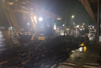 Proses perbaikan Jalan Gudang Kota Sukabumi yang dinilai berdampak signifikan terhadap aktivitas ekonomi warga. Foto: Boy