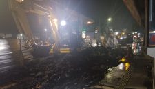 Proses perbaikan Jalan Gudang Kota Sukabumi yang dinilai berdampak signifikan terhadap aktivitas ekonomi warga. Foto: Boy