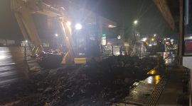 Proses perbaikan Jalan Gudang Kota Sukabumi yang dinilai berdampak signifikan terhadap aktivitas ekonomi warga. Foto: Boy
