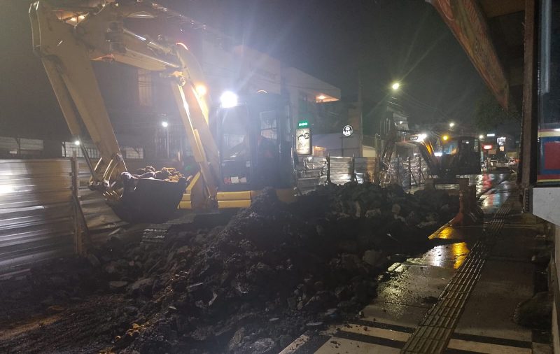 Proses perbaikan Jalan Gudang Kota Sukabumi yang dinilai berdampak signifikan terhadap aktivitas ekonomi warga. Foto: Boy
