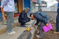 Inspektorat Kota Sukabumi saat melakukan pengecekkan proyek perbaikan Jalan Gudang, Rabu (22/4). Foto: Boy