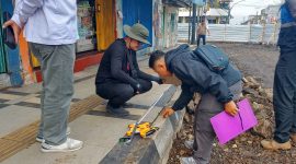 Inspektorat Kota Sukabumi saat melakukan pengecekkan proyek perbaikan Jalan Gudang, Rabu (22/4). Foto: Boy