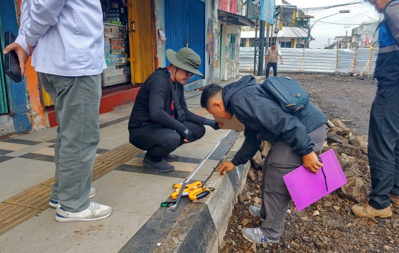 Inspektorat Kota Sukabumi saat melakukan pengecekkan proyek perbaikan Jalan Gudang, Rabu (22/4). Foto: Boy