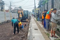 Sejumlah pekerja saat melakukan perbaikan Jalan Gudang Kota Sukabumi, Rabu (22/4). Foto: Boy
