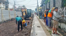 Sejumlah pekerja saat melakukan perbaikan Jalan Gudang Kota Sukabumi, Rabu (22/4). Foto: Boy