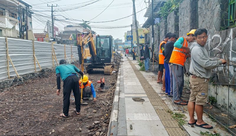 Sejumlah pekerja saat melakukan perbaikan Jalan Gudang Kota Sukabumi, Rabu (22/4). Foto: Boy