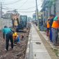 Sejumlah pekerja saat melakukan perbaikan Jalan Gudang Kota Sukabumi, Rabu (22/4). Foto: Boy