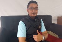 Pelaksana Lapangan, Ade Nenda, saat diwawancarai terkait proyek perbaikan Jalan Gudang Kota Sukabumi, Rabu (22/4). Foto: Boy