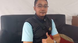 Pelaksana Lapangan, Ade Nenda, saat diwawancarai terkait proyek perbaikan Jalan Gudang Kota Sukabumi, Rabu (22/4). Foto: Boy