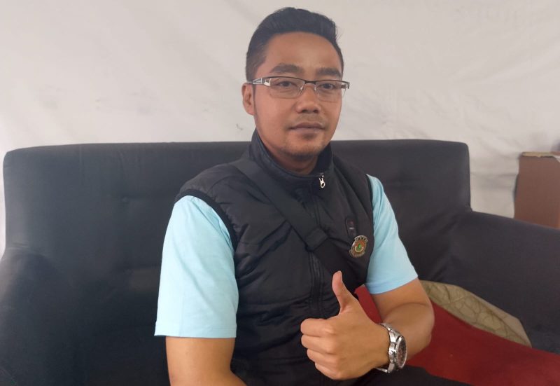 Pelaksana Lapangan, Ade Nenda, saat diwawancarai terkait proyek perbaikan Jalan Gudang Kota Sukabumi, Rabu (22/4). Foto: Boy