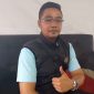 Pelaksana Lapangan, Ade Nenda, saat diwawancarai terkait proyek perbaikan Jalan Gudang Kota Sukabumi, Rabu (22/4). Foto: Boy