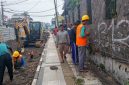 Pada Rabu (23/4) kemarin, terpantau sejumlah pekerja rehabilitasi Jalan Gudang, Kecamatan Cikole, Kota Sukabumi terlihat tidak menggunakan APD saat menjalankan aktivitas di lapangan. Foto: Boy