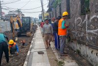 Pada Rabu (23/4) kemarin, terpantau sejumlah pekerja rehabilitasi Jalan Gudang, Kecamatan Cikole, Kota Sukabumi terlihat tidak menggunakan APD saat menjalankan aktivitas di lapangan. Foto: Boy