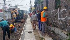 Pada Rabu (23/4) kemarin, terpantau sejumlah pekerja rehabilitasi Jalan Gudang, Kecamatan Cikole, Kota Sukabumi terlihat tidak menggunakan APD saat menjalankan aktivitas di lapangan. Foto: Boy