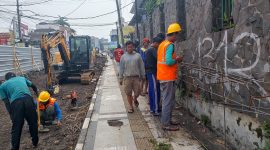 Pada Rabu (23/4) kemarin, terpantau sejumlah pekerja rehabilitasi Jalan Gudang, Kecamatan Cikole, Kota Sukabumi terlihat tidak menggunakan APD saat menjalankan aktivitas di lapangan. Foto: Boy
