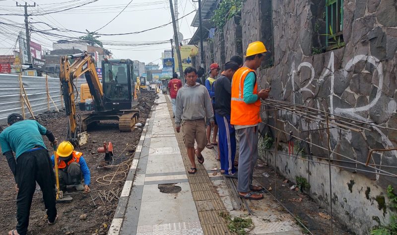 Pada Rabu (23/4) kemarin, terpantau sejumlah pekerja rehabilitasi Jalan Gudang, Kecamatan Cikole, Kota Sukabumi terlihat tidak menggunakan APD saat menjalankan aktivitas di lapangan. Foto: Boy
