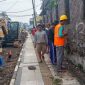 Pada Rabu (23/4) kemarin, terpantau sejumlah pekerja rehabilitasi Jalan Gudang, Kecamatan Cikole, Kota Sukabumi terlihat tidak menggunakan APD saat menjalankan aktivitas di lapangan. Foto: Boy