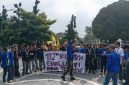 Organisasi mahasiswa yang tergabung dalam PC PMII Kota Sukabumi saat melakukan aksi unjuk rasa di depan Balai Kota Sukabumi, pada Kamis (23/4). Foto: Boy