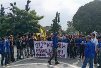 Organisasi mahasiswa yang tergabung dalam PC PMII Kota Sukabumi saat melakukan aksi unjuk rasa di depan Balai Kota Sukabumi, pada Kamis (23/4). Foto: Boy