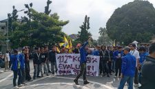Organisasi mahasiswa yang tergabung dalam PC PMII Kota Sukabumi saat melakukan aksi unjuk rasa di depan Balai Kota Sukabumi, pada Kamis (23/4). Foto: Boy