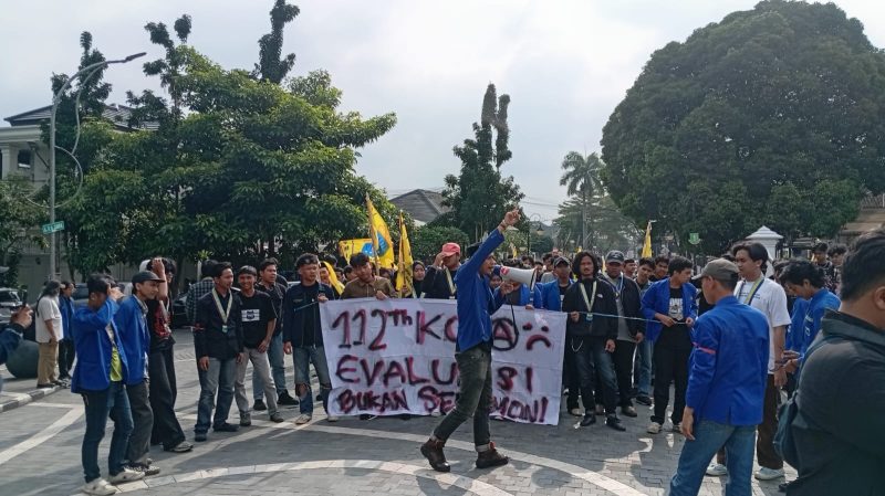 Organisasi mahasiswa yang tergabung dalam PC PMII Kota Sukabumi saat melakukan aksi unjuk rasa di depan Balai Kota Sukabumi, pada Kamis (23/4). Foto: Boy