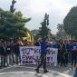 Organisasi mahasiswa yang tergabung dalam PC PMII Kota Sukabumi saat melakukan aksi unjuk rasa di depan Balai Kota Sukabumi, pada Kamis (23/4). Foto: Boy