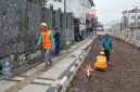 Sejumlah pekerja proyek rehabilitasi Jalan Gudang, Kecamatan Cikole, Kota Sukabumi, terpantau menggunakan APD saat bekerja di lapangan. Foto: Boy